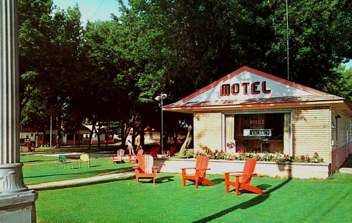 Lakeside Motor Lodge (Lakeside Motel) - Vintage Postcard